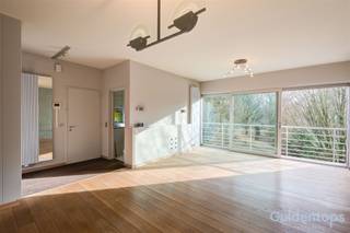 Dit aantrekkelijke appartement van ca. 100 m² is gelegen op de bovenste (2de) verdieping van een klein gebouw in een rustige en groene...