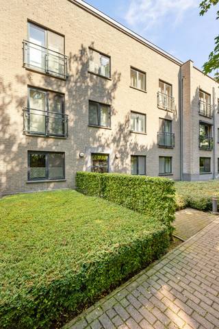 Ruimte, licht en rust op een toplocatie tussen Mortsel en Berchem. Dit instapklare appartement combineert een groene, rustige woonomgeving met een uitstekende bereikbaarheid en alle dagelijkse voorzieningen binnen handbereik.<br /><br />Verscholen in een achterliggende residentiële omgeving geniet u hier elke dag van rust en privacy, terwijl het bruisende stadsleven, winkels, horeca, sportfaciliteiten en openbaar vervoer zich op wandelafstand bevinden.<br /><br />Parkeren is bijzonder comfortabel dankzij de bezoekersparking én de privatieve ondergrondse autostaanplaats. Met de lift bereikt u vlot de tweede verdieping.<br /><br />De lichtrijke leefruimte vormt zonder twijfel het hart van het appartement. Dankzij de grote schuifpui geniet u van een prachtig groen uitzicht en een overvloed aan natuurlijk licht. Het aansluitende terras nodigt uit om in alle rust te ontspannen en volop te genieten van de groene omgeving.<br /><br />De halfopen keuken sluit mooi aan op de leefruimte en is uitgerust met een koelkast, keramische kookplaat, vaatwasser en een dubbele spoelbak. De vele opbergkasten bieden alle praktische comfort, aangevuld met een handige berging naast de keuken.<br /><br />Ook de twee volwaardige slaapkamers kijken uit op het groen, waardoor ze een aangename en rustige plek vormen om volledig tot rust te komen.<br /><br />De volledig betegelde badkamer beschikt over een douche, een wastafel met opbergkasten en voldoende ruimte voor wasmanden. Daarnaast is er een apart gastentoilet.<br /><br />Op de ondergrondse verdieping bevinden zich, vlak bij de lift, de privatieve autostaanplaats.<br /><br />Buitengewone kenmerken:<br /><br />Rustige, groene woonomgeving<br />Achterliggende ligging met veel privacy<br />EPC: A-label<br />Uitstekende bereikbaarheid tussen Mortsel en Berchem<br />Vlotte verbinding naar Antwerpen, de Ring en de Fruithoflaan<br />Winkels, horeca en sportfaciliteiten op wandelafstand<br />Openbaar vervoer vlakbij<br />Ondergrondse privatieve autostaanplaats<br />Lift aanwezig<br />Twee ruime slaapkamers<br />Lichtrijke leefruimte met groen uitzicht<br />Aangenaam terras