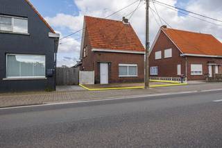 Bent u op zoek naar een woning die u volledig naar eigen hand kunt zetten? <br />Deze vrijstaande woning op een perceel van 326 m² biedt de perfecte basis voor wie droomt van een kwaliteitsvolle vrijstaande gezinswoning op een goede locatie tussen de kernen van Rijkevorsel en Sint-Jozef.<br /><br />Deze woning is gebouwd volgens de degelijke traditionele methode, met bakstenen muren en een duurzame stenen vloerplaat (geen houten roostering!), wat een uitstekende basis vormt voor een energetische renovatie. <br />Een mooi pluspunt: aan de voorzijde zijn de inkomdeur en het grote raam reeds vervangen door moderne, geïsoleerde exemplaren met dubbele beglazing en een rolluik. De overige houten ramen verkeren nog in goede staat en wachten op een energetische upgrade.<br /><br />De woning beschikt over een logische indeling met veel mogelijkheden:<br />-gelijkvloers: een lichte leefruimte met naast de centrale verwarming ook een gezellige gaskachel, een keuken met toegang tot de kelder, en een praktische achterplaats met apart toilet.<br />-verdieping: via de inkomhal bereikt u de verdieping met drie volwaardige slaapkamers.<br />-extra's: De eigendom omvat een aparte garage en een aanbouw die dienstdoet als berging en stookplaats.<br /><br />Unieke troef: rustgevend uitzicht!<br />Wat deze woning écht uniek maakt, is de achterzijde van het perceel. Hier geniet u van een panoramisch en ongestoord uitzicht over de aanpalende weilanden en velden. Een zeldzame luxe die u elke dag opnieuw een vakantiegevoel bezorgt in uw eigen tuin.<br /><br />Maak hier uw droomwoning van dankzij de vrije inrichting en de solide structuur heeft dit pand alles in huis om omgetoverd te worden tot een moderne, energiezuinige droomwoning. Of u nu een handige harry bent of een totaalproject voor ogen heeft: het potentieel is hier absoluut aanwezig!<br /><br />Interesse in dit renovatieproject met prachtig uitzicht? <br />Neem vandaag nog contact op met ARES vastgoed- &amp; landmeetbureau te Beerse voor meer informatie of om een bezichtiging in te plannen. <br />Wij laten u graag de mogelijkheden van dit pand zien!<br />