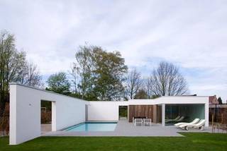 Located in a quiet and pleasant residential area, this detached house with pool and stylish pool house is situated on a generous plot of 12...