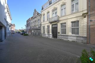 Volledig te renoveren neoclassicistisch herenwoning met maar liefst <strong>zes slaapkamers</strong>, diverse woonvertrekken, een oost georiënteerde tuin en diverse charme-elementen. De woning is gelegen op wandelafstand van het kanaal Roeselare-Leie, het station en het stadscentrum. Een zeer centrale doch vrij rustige locatie. Inkomhal met zowel links als rechts woonvertrekken. In de uitbouw werd de keuken gevestigd en diverse bergingen. Nachthal, badkamer, vier slaapkamers. Nachthal, twee slaapkamers en nog een zolderruimte. De woning beschikt over een zonnige tuin en staat in directe verbinding met de straat via de inkomhal. EPC label F - renovatieverplichting van toepassing | Geen isolatie | Houten schrijnwerk enkele beglazing | CV op aardgas (1986) en enkele gas- en houtkachels | Asbestveilig - niet asbestvrij | Voorschriften hieronder bij documenten te downloaden - stemming stedelijk woongebied | Diverse charme elementen (geïnventariseerd erfgoed). Laurence (BIV 541 501) organiseert voor deze woning de bezoeken, mits het maken van een afspraak.