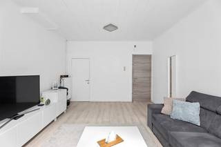 <p>Vous recherchez une maison spacieuse, prête à emménager ? Cette charmante propriété, située dans une rue calme et conviviale, a tout pour plaire. À proximité immédiate des commerces, des écoles et des transports en commun, elle offre un cadre de vie paisible tout en bénéficiant d'une excellente accessibilité.</p><p>Parmi ses nombreux atouts : un certificat PEB de catégorie C (sans obligation de rénovation), du double vitrage avec volets dans toute la maison, une toiture isolée et une habitation entièrement exempte d'amiante.</p><p>Le rez-de-chaussée comprend une pièce polyvalente à l'avant, idéale comme bureau, salle de jeux ou espace de rangement. Vous accédez ensuite au séjour, à une cave sèche, à la cuisine et à la salle de bains avec WC. À l'extérieur, vous profitez d'une cour agréable avec un petit jardin et d'un accès arrière via le Boerenhof, très pratique pour les vélos ou les poubelles.</p><p>Le premier étage accueille deux grandes chambres. Un escalier fixe mène au grenier aménagé, où se trouvent encore deux chambres spacieuses, soit quatre chambres au total.</p><p>Intéressé(e) ? Contactez-nous au <strong>0456 98 16 85</strong> pour organiser une visite.</p>