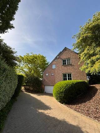 Mooie charmante instapklare woning met volledig omheinde verzorgde tuin waar privacy en ontspanning centraal staan. Op het ruime, deels overdekte terras geniet je van je eigen wellness hoek met sauna, jacuzzi en buitendouche.<br />Deze mooie, instapklare villa in open bebouwing met hoogwaardige afgewerkte materialen bevindt zich in het landelijke Bunsbeek. De woning biedt op het gelijkvloers lichtrijke aangename open leefruimtes en op de bovenverdieping 4 slaapkamers, een badkamer en een apart toilet. De nachthall is voorzien van ingebouwde kasten tot plafond hoogte dat dienst doet als extra opbergruimte. De dubbele garage bevindt zich in de kelderverdieping en is voorzien van een sectionale garagepoort.