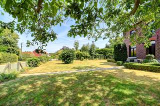 <p>Karaktervolle open bebouwing in Tielt-Winge met ruime tuin en vlotte bereikbaarheid.</p><p><br /></p><p>Deze open bebouwing uit de periode 1919-1930 combineert authentieke charme met een rustige, landelijke ligging in Tielt-Winge. De woning beschikt over vier slaapkamers, een bureel en een ruime tuin van 963 m², ideaal voor wie op zoek is naar extra leefruimte binnen en buiten. Dankzij de nabijheid van openbaar vervoer en belangrijke invalswegen geniet je hier van een vlotte verbinding met de omliggende gemeenten. De praktische indeling biedt tal van mogelijkheden voor gezinnen, thuiswerk of wie graag ruim woont. Een interessante woning voor wie een huis met karakter wil kopen in een groene omgeving.</p><p><br /></p><p>Belangrijkste ruimtes:</p><p>• Ruime woonkamer met veel mogelijkheden voor een gezellige leefruimte</p><p>• Extra woonkamer die flexibel ingericht kan worden als eetkamer of ontspanningsruimte</p><p>• Keuken uitgerust met dubbele spoelbak, elektrische kookplaat, dampkap en koelkast</p><p>• Badkamer met douche, ligbad, toilet en enkele wastafel</p><p>• Vier slaapkamers met plaats voor gezin, hobby of bureau</p><p>• Praktisch bureel voor thuiswerk of extra polyvalente ruimte</p><p>• Wasplaats met aansluiting voor wasmachine en droogkast</p><p>• Deels onderkelderd voor extra stockage</p><p>• Garage met praktische bergruimte</p><p>• Ruime tuin van 963 m² met tal van mogelijkheden</p><p>• Zolder als bijkomende opbergruimte</p><p><br /></p><p>Troeven:</p><p>• Open bebouwing op een ruim perceel van 963 m²</p><p>• Landelijke ligging met vlotte verbindingen</p><p>• Vier slaapkamers en extra bureelruimte</p><p><br /></p><p>Neem vandaag nog contact op met je ERA-makelaar voor een bezoek.</p><p>JOUW DROOMHUIS. ZO GEVONDEN!</p>