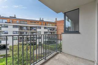 <p>Op een ideale locatie vlakbij de koninklijke Sint-Mariakerk en de Kruidtuin, op de 3e verdieping van een recent gebouw, bieden we dit prachtige appartement met twee slaapkamers van 87 m² + terras. Het biedt: een inkomhal, een grote lichtrijke woonkamer met open keuken en een terras op het oosten, twee ruime slaapkamers (12 m² en 14 m²), een badkamer, een apart toilet en een wasruimte. Kelder. Parkeerplaats: € 25.000. EPC: C+. Conform elektriciteit. U zult gecharmeerd zijn door de lichtinval, het terras en de nabijheid van alle voorzieningen. Mis deze kans niet!</p>