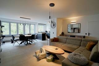 Op zoek naar een instapklaar appartement op een uitstekende locatie? Dan is dit volledig gerenoveerde appartement precies wat u zoekt. Gelegen op de bovenste verdieping van een kleinschalig gebouw, geniet u hier van rust, veel natuurlijk licht en een aangename woonomgeving.<br />Bij het binnenkomen wordt u verwelkomd in een ruime en lichtrijke leefruimte met een moderne open keuken. Dankzij de open indeling ontstaat een gezellige en ruimtelijke sfeer.<br />Het appartement werd in 2021 volledig vernieuwd en is afgewerkt met oog voor comfort en kwaliteit. Verder beschikt het over twee volwaardige slaapkamers, een stijlvolle badkamer en een aangenaam terras.<br />Een bijkomende troef is de ruime kelderberging, die heel wat extra opbergruimte biedt.<br />De ligging is zonder twijfel een van de sterke punten van dit appartement. Op een steenworp van het prachtige Rivierenhof geniet u van een groene omgeving met tal van wandel-, fiets- en recreatiemogelijkheden. Bovendien bevindt u zich op korte afstand van het centrum van Antwerpen en zijn winkels, openbaar vervoer en scholen vlot bereikbaar. <br />Kortom, een lichtrijk, instapklaar appartement met twee slaapkamers, een terras en een uitstekende ligging, ideaal voor wie comfortabel wil wonen in een groene én centrale omgeving.<br />referentie: 5702