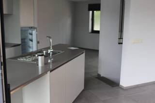 Deze volledig ingerichte en recente energiezuinige nieuwbouw rijwoning (2017) beschikt over 3 slaapkamers, 2 badkamers , ruime garage en 3 terrassen. Op de benedenverdieping is er een slaapkamer met eigen badkamer, die gebruikt kan worden als gastenverblijf of bureel. Deze badkamer heeft een inloopdouche en een wasbekken met spiegelkast. Op dit niveau kun je de traphal, een toilet en een ruime garage met wasgelegenheid terugvinden.<br />Op de eerste verdieping bevindt zich een ruime leefruimte met een open, volledig geïnstalleerde keuken en twee terrassen (voor en achterkant).<br />De tweede verdieping bevat 2 slaapkamers waarvan een met een terras vooraan, badkamer met inloopdouche en 2 wasbekkens, spiegelkast en een toilet. Verder nog een technische ruimte voor de verwarming en verluchtingsmodule.<br />De trappen zijn van donkergrijze natuursteen gemaakt . De toiletten worden gespoeld met regenwater vanuit een put met automatisch vulsysteem. De rioleringen zijn gescheiden. Waterontharder aanwezig en 11 zonnepanelen vullen het comfort verder aan.<br />De ligging is centraal gelegen in Herent en winkels, bushalte en school bevinden zich op wandelafstand.<br />De woning is vrij van gebruik en beschikbaar na ondertekening van de akte.