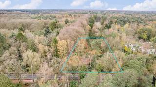 Uniek perceel met vergunde villa op toplocatie in het groenDroomt u van een exclusieve villa met maximale privacy, omgeven door natuur en toch vlot...