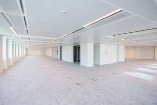 <p><span>BOTA is strategisch gelegen tussen de Kruidtuin, de Nieuwstraat, het Noordstation en de Wetstraat. Het gebouw is uitstekend bereikbaar met het openbaar vervoer en bevindt zich in de nabijheid van talrijke winkels, restaurants en andere voorzieningen.</span></p>
<p><span>Het gebouw werd gemoderniseerd met een sterke focus op duurzaamheid, waarbij de bestaande structuur behouden bleef om de milieu-impact te beperken. De gasverwarming werd vervangen door performante warmtepompen, aangevuld met een intelligent gebouwbeheersysteem, ledverlichting en zonnepanelen. Deze ingrepen verminderen het energieverbruik met 56% en vermijden jaarlijks 58 ton directe CO₂-uitstoot.</span></p>
<p><span>Daarnaast beschikt het gebouw over overdekte parkeerplaatsen, laadpunten voor elektrische voertuigen en voorzieningen voor fietsers.</span></p>
<p><strong><span>Huurvoorwaarden:</span></strong><span> de huurprijzen zijn exclusief servicekosten en belastingen. Overdekte parkeerplaatsen zijn beschikbaar aan €1.800 per plaats per jaar en archiefruimte aan €90/m² per jaar.</span></p>
