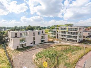 BIJ INTERESSE GELIEVE UITSLUITEND TE REAGEREN VIA MIJN HUURPROFIEL =<br />https://immogoffin.mijnhuurprofiel.be/property/21e1c169-6903-490f-b98a-725e1a38d5cc<br /><br />Langs Meershoven ter hoogte van nummer 64, op slechts enkele minuutjes van het centrum van Bilzen, bevindt zich de recent opgerichte residentie Bella Vista. Hier liggen alle dagelijkse voorzieningen binnen handbereik, zoals winkels, scholen, horeca en het gezellige marktplein met daarrond tal van leuke cafés en restaurants. Wie een vlotte verbinding zoekt met omliggende steden, bereikt in enkele minuten de E313. Tegelijkertijd geniet men hier van rust en privacy, met achteraan een blijvend vrij uitzicht op de groene omgeving, bestemd als landbouwgebied.<br /><br />Boven op de ligging weet residentie Bella Vista zich moeiteloos te onderscheiden van ander aanbod door haar stijlvolle hedendaagse architectuur met opvallend aantrekkelijke gevels, de kwalitatieve afwerking en de duurzame bouwkwaliteit.<br /><br />Dankzij de warmtepomp, vloerverwarming, individuele zonnepanelen en de grondige isolatie blijft het energieverbruik voor de huurder bijzonder beperkt.<br /><br />Appartement B 3.2<br /><br />Dit stijlvolle penthouse is gelegen op de bovenste verdieping van gebouw B en beschikt over een bewoonbare oppervlakte van 102,55 m². Grote raampartijen zorgen voor veel natuurlijk licht en een aangenaam ruimtelijk gevoel. Een absolute meerwaarde zijn de twee ruime terrassen, elk met een eigen beleving. Het terras aan de voorzijde (16,10 m²) biedt een mooi uitzicht richting het stadscentrum van Bilzen, terwijl het tweede terras (7,30 m²), aansluitend aan de slaapkamers, uitkijkt over de achterliggende groene omgeving. Zo kan men op elk moment van de dag genieten van zon, rust en een mooi uitzicht.<br /><br />Indeling<br /><br />Inkomhal met gastentoilet<br />Ruime lichtrijke leefruimte met open keuken<br />Berging met voorzieningen voor wasplaats<br />Twee volwaardige slaapkamers<br />Badkamer<br />Terras aan de voorzijde (16,10 m²)<br />Terras aan de achterzijde (7,30 m²)<br /><br />Inbegrepen in de huur zijn nog twee standplaatsen en een individuele kelderberging, zeker wel een pluspunt in deze omgeving. <br /><br />Dit penthouse is een bijzonder mooie woonst voor wie comfortabel en energiezuinig wil wonen in een stijlvolle recente residentie, met het extra comfort van twee terrassen en mooie vergezichten, op een rustige ligging op wandelafstand van het centrum van Bilzen.<br /><br />ONMIDDELLIJK BESCHIKBAAR<br />huurpijs te verhogen met 95 EUR per maand voor bijdrage in de algemene onkosten, provisioneel. <br /><br />BEKIJK ZEKER OOK HET FILMPJE<br />https://www.instagram.com/p/Db-h4XeKhXn/
