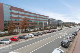 Moderne kantoorruimte van 658 m² op een uitstekend bereikbare locatie. Het openbaar vervoer bevindt zich op wandelafstand. Daarnaast geniet de locatie van een vlotte verbinding met de E19 en de Ring van Antwerpen, met aansluitingen richting de E17 en E34.<br /><br />De kantoorruimte van 658 m² biedt een flexibele indeling en kan naar wens worden ingericht. Het kantoor is voorzien van verhoogde vloeren en koelplafonds. Gebruikers kunnen bovendien genieten van verschillende faciliteiten, waaronder een meeting center met vergaderzalen, een restaurant en een fitness. Er zijn tevens parkeermogelijkheden met laadpunten voor elektrische wagens.<br /><br />Voor bijkomende informatie, plannen of een vrijblijvend plaatsbezoek, contacteer PANORAMA B2B ANTWERPEN via 0477 911 000.