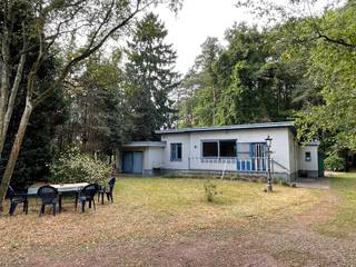 Centraal gelegen doch goed weggestopt temidden de natuur, op het door de bossen slingerende deel van de met grind bedekte Hamerstraat waant men zich in de Ardennen. De prachtige tuin van maar liefst 3530m² is omheind, metalen inkompoort die toegang geeft tot de private oprit is voorzien van videofoon. De woning voorziet in o.a. inkom met gastentoilet, keuken met aanpalende berging, ruime lichtrijke leefruimte, één slaapkamer, badkamer, wasplaats/berging, garage en ruime bijgebouwen/atelier. De vakantiewoning is volledig onderkelderd.
Kom dit pareltje ontdekken en laat u fantasie de vrije loop.
Dit betreft een te renoveren pand.
Info/plaatsbezoek 0473/245102 of info@vandenvonder-decat.be.
