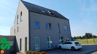 Centraal gelegen in Wommelgem bevindt zich dit volledig gemeubelde en instapklare 2-slaapkamerappartement. Dankzij de centrale ligging geniet u van een vlotte bereikbaarheid en bevinden winkels, openbaar vervoer en andere voorzieningen zich op wandelafstand.<br /><br />Het appartement is volledig ingericht en voorzien van alle nodige meubels en huisraad. U hoeft enkel uw persoonlijke spullen mee te brengen.<br />Het appartement bestaat uit Leefruimte, keuken met aangrenzend terras, 2 slaapkamers, badkamer, berging met wasmachine.<br /><br />Vaste forfaitaire kosten: € 280/maand, zijnde elec, gas, water, internet <br />Domiciliëring is niet mogelijk.<br /><br />Voor bijkomende inlichtingen of een bezoek ter plaatse kan u ons contacteren op het nummer 014/51.95.00.