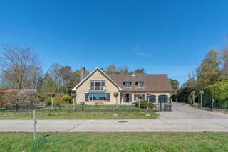 <p>Deze prachtige woning van ca. 300 m² is gelegen in de villawijk van Poppel (Aarleheide), op een perceel van ca. 1.800 m², in een rustige en landelijke omgeving met open zicht op de omliggende weilanden. De woning werd door de jaren heen goed onderhouden en verkeert in een verzorgde staat. Dankzij de ligging aan de rand van het bos geniet de woning bovendien van een aangename lichtinval en een natuurlijk gevoel van ruimte en groen rondom. De verschillende wandel- en natuurgebieden in de nabije omgeving maken dit tevens een geweldige locatie voor hondenbezitters en wandelaars.</p>
<p>Bij aankomst komt u binnen via een elektrische toegangspoort die leidt naar een ruime oprit met dubbele garage (voorzien van vernieuwde elektrisch bedienbare deuren) en dubbele carport met extra bergruimte (schuur).</p>
<p>In de inkomhal zijn een vestiaire en gastentoilet voorzien. Aansluitend bevindt zich een polyvalente ruimte, perfect geschikt als bureau, praktijkruimte of speelkamer.</p>
<p>De woonkamer is afgewerkt met een mooie eikenhouten vloer. De grote raampartijen (voorzien van elektrische luifel) zorgen voor een overvloed aan natuurlijk licht, terwijl de gashaard extra sfeer creëert. Vanuit de leefruimte geniet u bovendien van een fantastisch zicht op de weilanden. Een uitzicht dat nooit verveelt en elk seizoen anders is. Via de schuifpui in de woonkamer heeft u rechtstreeks toegang tot de overkapping en de tuin.</p>
<p>De landelijke leefkeuken biedt veel kastruimte en is uitgerust met hoogwaardige toestellen, waaronder een Miele koffiemachine, Smeg oven en magnetron en een Miele inductiekookplaat.</p>
<p>Aansluitend is er een praktische bijkeuken met aansluitingen voor wasmachine en droogkast, een ingebouwde frituur en grillplaat en extra opbergruimte.</p>
<p>De woning beschikt tevens over een uitzonderlijk ruime kelder.</p>
<p>Eenmaal boven wordt u verrast door de royale overloop die direct een aangenaam en ruimtelijk gevoel geeft. Deze centrale ruimte verleent toegang tot alle vertrekken, te beginnen met de master bedroom. Compleet met airconditioning, een privébalkon met rustgevend uitzicht op het groen, elektrische luifel en een comfortabele en-suite badkamer met bubbelbad, dubbele wastafel, douche en toilet.</p>
<p>Daarnaast beschikt de verdieping over nog drie andere volwaardige slaapkamers, allen voorzien van praktische ingebouwde kasten, waarbij één kamer extra is uitgerust met een eigen wastafel.</p>
<p>De tweede badkamer is recent en smaakvol vernieuwd met een ruime inloopdouche, een dubbel wastafelmeubel en stijlvolle koperkleurige details. Met recht een parel in de woning en een echte blikvanger.<br /><br />De geïsoleerde zolder, bereikbaar via een vlizotrap, biedt over de volledige woning extra opslagruimte.<br /><br />De prachtig aangelegde en volledig omheinde tuin biedt een echte oase van rust en privacy, met een mooie notenboom, verschillende terrassen en een verzorgd gazon. Dankzij de grondwaterput, het automatisch sproeisysteem en de robotmaaier is het onderhoud bijzonder eenvoudig.<br /><br />Recente investeringen omvatten o.a. een cv-installatie (2022), dakkapel (2023), tweede badkamer (2025), aluminium ramen boven (2026) en elektrische garagepoorten (2026).</p>
<p>Kortom, een unieke combinatie van ruimte en rust op een toplocatie.<br /><br />Contacteer ons vandaag nog voor een bezoek en laat u ter plaatse overtuigen door deze prachtige woning.</p>