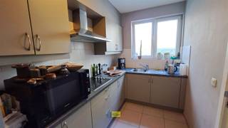 <p><span>In een kleine residentie van 5 units bieden wij u dit gunstig gelegen, groot gelijkvloers appartement met ca. 95m² bewoonbare oppervlakte en voorzien van 2 ruime slaapkamers (telkens ca. 15m²)</span></p><p><span>Het appartement is gerenoveerd in 2010 en beschikt over een E label B. Zo zijn onder meer de ramen in PVC met HR glas voorzien en is er een individuele cv installatie met condensatie ketel op gas (deze staat in de bijkeuken/wasberging)</span></p><p><span>Tevens beschikt het appartement over een individuele garagebox (bijkomend mee aan te kopen voor € 25 000) gelegen achter het gebouw (bereikbaar via de Heislagsebaan) met aanpalend een klein ingesloten zuidoostelijk georiënteerd tuintje van ca. 10m² </span></p><p><span>Verder is er een verharde parking vooraan zijnde individuele parkeerplaats voor het appartement mee aan te kopen voor €</span><span> 5 000.</span></p><p><span>Boek snel uw afspraak en kom zeker niet TE LAET!</span></p><p><span> </span></p>