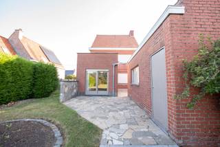 Te renoveren, stevige, charmante, open bebouwing met inkom, ruime living, keuken, badkamer, 3 slaapkamers, zolder, kelder, wasplaats/berging, garage en grote tuin.<br /><br />Troeven:<br />- rustige ligging met vlotte verbinding naar Deinze<br />- stevige constructie, ideaal als renovatieproject<br />- mooi perceel met perfecte zuidwest oriëntatie <br />- achteraan open zicht over de velden<br /><br />Komt u deze woning graag eens bekijken?<br />Graag een seintje op 09/388.53.53 of mailen naar sylvie@immoroba.be.