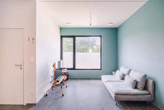 <p><span>Vous recherchez un appartement récent et économe en énergie (2020) dans le centre de Temse ? Ne manquez pas de découvrir cet appartement ! </span></p><p><span> </span></p><p><span>Voici quelques-uns de ses atouts :</span></p><ul><li><span>Situation centrale : facilement accessible en transports en commun et par la N16</span></li><li><span>Commerces à proximité</span></li><li><span>Construction récente</span></li><li><span>Économe en énergie (indice E : 19)</span></li><li><span>Immeuble de petite taille avec des charges communes réduites</span></li><li><span>Parking à l'arrière</span></li></ul><p><span> </span></p><p><span>L'appartement est situé au deuxième étage et se compose comme suit :</span></p><p><span>Entrée avec WC séparé, pièce à vivre avec belle cuisine ouverte équipée (plaques de cuisson, hotte, four, réfrigérateur, lave-vaisselle).</span></p><p><span>Débarras, chambre, salle de bains (meuble-lavabo + douche à l'italienne).</span></p><p><span> </span></p><p><span>De plus, cet appartement dispose d'une place de parking ainsi que d'un local à vélos et d'un local à poubelles.</span></p><p><span> </span></p><p><span>Grâce aux dernières technologies en matière d'isolation et de ventilation, l'appartement est également très économe en énergie ! </span></p><p><span>L'appartement est par ailleurs équipé de panneaux solaires.</span></p><p><span> </span></p><p><span>Prix demandé : € 230 000 </span></p><p><span> </span></p><p><span>Contactez Axel Lenaerts pour plus d'informations ou pour organiser une visite !</span></p><p><span> </span></p><p><span> </span></p>