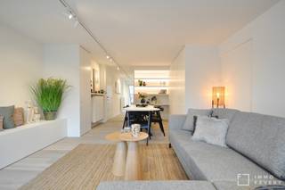 Dans le centre animé de Knokke, cet appartement duplex de 3 chambres magnifiquement rénové est situé à un jet de pierre de l'Avene Lippens et à seulement quelques pas de la Digue.<br /><br />Aménagement du premier étage: hall d'entrée avec vestiaire et toilettes séparées. Espace de vie confortable avec un coin salon et salle à manger équipé de plusieurs armoires encastrées. L'espace de vie donne accès à la terrasse spacieuse et ensoleillée à l'avant. Cuisine ouverte entièrement équipée et luxueusement finie, donnant accès à la deuxième terrasse à l'arrière. Adjacent à la cuisine ouverte se trouve un débarras séparé avec des connexions pour une machine à laver et un sèche-linge.<br /><br />Aménagement du deuxième étage: hall de nuit avec toilettes séparées. La chambre 1 dispose d'armoires encastrées, d'un espace pour un lit double et d'une salle de douche attenante. La chambre 2 dispose également d'armoires encastrées et d'un espace pour un lit double. La chambre 3 dispose d'un lit superposé fait sur mesure et d'armoires encastrées.<br /><br />Cet appartement en duplex dispose en outre d'un système de climatisation avec fonction de chauffage et de refroidissement.<br /><br />L'appartement dispose également d'une cave privée en sous-sol et d'un local à vélos commun.