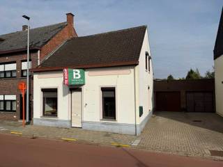 Erg gunstig gelegen, te renoveren woning in Geel-centrum bestaande uit: inkomhal, leefruimte, keuken, badkamer met douche, wastafel en toilet, wasplaats, nachthal, 4 slaapkamers, kelder, zolder, veranda, buitenbergingen, garage, terras en tuin.<br /><br />Centrale verwarming (aardgas) en deels dubbele beglazing (en rolluiken) reeds voorzien.<br /><br />Centrale ligging in een éénrichtingsstraat vlakbij het station en het centrum van Geel met alle faciliteiten op wandelafstand.<br /><br /><span>Contacteer ons kantoor voor meer info via 0471/605.314 of mail info@immo-b.be!</span>