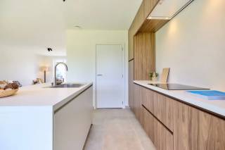 <p>Meer info gewenst? Contacteer steven@copandi.be of bel 0498 61 58 86.</p><p>Wonen in de groene rand van Mechelen en toch op fietsafstand van het centrum? Dit energiezuinige nieuwbouwproject ligt in de Valkstraat, een rustige en doodlopende, kindvriendelijke straat met een speeltuintje vlakbij.</p><p></p><p>De woningen worden gebouwd volgens de BEN-30 norm en instapklaar en schilderklaar opgeleverd. Dankzij onder andere een warmtepomp (lucht-water), ventilatiesysteem type C+, vloerverwarming, zonnepanelen en een regenwaterput met aansluiting voor toiletten, wasmachine en een buitenkraan geniet je van een bijzonder laag energieverbruik en optimaal wooncomfort. Woning lot 1 beschikt over een bruto bewoonbare oppervlakte van 156 m² en is gelegen op een mooi perceel van 498 m². Op het gelijkvloers kom je binnen via de inkomhal met gastentoilet en vestiaire.</p><p></p><p>De zeer ruime leefruimte in L-vorm sluit aan op de open keuken met zicht op de tuin, met aansluitend een praktische berging met aansluiting voor wasmachine en droogkast. Op de eerste verdieping bevinden zich drie ruime slaapkamers, een apart toilet en een comfortabele badkamer met ligbad, douche en dubbele lavabo. Via een zolderluik in de hal is de zolder bereikbaar; deze wordt casco opgeleverd, met de mogelijkheid tot het plaatsen van een vaste trap en verdere afwerking mits meerprijs.</p>