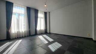 Prachtig en lichtrijk duplex-appartement met tuin nabij het centrum van Tienen<br />Op een gunstige ligging vlak bij het centrum van Tienen bevindt zich dit ruime en lichtrijke duplex-appartement met een aangename tuin en terras.<br />Op het gelijkvloers kom je binnen via de inkomhal met apart toilet en berging. Verder beschikt het appartement over een extra kamer die perfect dienst kan doen als bureau of slaapkamer, een ruime en gezellige woonkamer en een grote open keuken. Vanuit de leefruimte heb je toegang tot het terras en de tuin.<br />Op de eerste verdieping bevinden zich een slaapkamer en een badkamer uitgerust met douche, bad, dubbele lavabo en toilet.<br />Dankzij de mooie lichtinval, de ruime indeling en de buitenruimte is dit een bijzonder aangename woning op een centrale locatie.<br />Daarnaast is er de mogelijkheid om een autostaanplaats bij te huren voor € 80/maand.<br />Onmiddellijk beschikbaar! Huurprijs: € 1.150/maand<br />Interesse of graag meer informatie?<br />Mail naar claudia@immogve.be of bel naar 016/56.56.14 voor meer info of een bezoek.