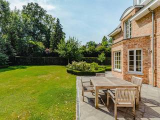 Gelegen in de gewilde wijk Hoogvorst, biedt deze klassieke villa met een bruto vloeroppervlakte (EPC) van 627 m² zes slaapkamers en een...