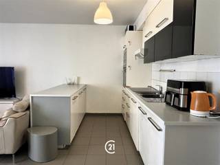 AANGENAAM APPARTEMENT MET BALKON IN SINT-JANS-MOLENBEEKWelkom in dit ruim en modern ingerichte appartement van 79m² gelegen in Sint-Jans-Molenbeek. Het appartement is als volgt ingedeeld: Hall, leefruimte, badkamer, toilet, berging en twee slaapkamers. Dankzij de ruime leefruimte met open keuken, hoeft u geen seconde te verliezen van het gezinsleven, en dankzij de grote ramen komt er overvloedig daglicht binnen. De ruime badkamer biedt alles wat u nodig heeft voor comfortabel te wonen. Achteraan het appartement bevinden zich twee slaapkamers, waar u in alle rust kan slapen. Tot slot kan u een staanplaats aankopen voor 19.000€. Mis deze kans niet, en neem vandaag nog contact op.