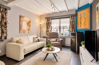 Deze half vrijstaande te renoveren woning situeert zich op wandelafstand van het centrum en beschikt over een ruime garage en tuin op 440m². <br /><br />Via de inkomtraphal komt men in de woonkamer met pelletkachel en treft men aansluitend de keuken met toegang tot de kelder. Verder komen we in de bijkomende ruime tuingerichte zit-/eetkamer met aangrenzend een berging, een apart toilet en de c.v.-ruimte. <br />Vanuit de keuken heeft men eveneens rechtstreekse doorgang naar de grote garage (38m²), voorzien van een elektrische sectionaalpoort.<br /><br />Op de verdieping bevinden zich de drie slaapkamers, de badkamer met douche en toilet, en is er via een vlizotrap toegang tot de zolder, dewelke bijkomend kan ingericht worden tot diverse doeleinden.<br /><br />In de tuin bevindt zich achteraan nog een tuinberging en een (te slopen) bijgebouw.<br /><br />Specificaties:<br />- Conforme elektrische installatie<br />- Schrijnwerk: hout met dubbele beglazing en rolluiken<br />- c.v. op stookolie + pelletkachel
