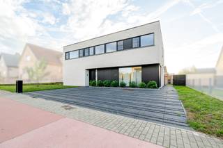 <p><strong>Op zoek naar een moderne, ruime villa met 5 slaapkamers en een uitstekende energieprestatie? Gevonden!</strong></p>
<p>Deze recente villa gebouwd in 2021 combineert ruimte, hedendaags wooncomfort en energiezuinigheid op een perceel van maar liefst 654 m². Met een bewoonbare oppervlakte van ca. 224 m², vijf slaapkamers, 2 badkamers en een gunstig EPC-label A is dit de ideale woning voor wie op zoek is naar een comfortabele thuis voor het hele gezin.<br />De woning beschikt over 18 zonnepanelen, centrale verwarming via vloerverwarming met aparte thermostaten, Reynaers Aluminium hoogrendementsbeglazing, dak-, gevel- en vloerisolatie. Ook elektrische zonwering en ventilatie dragen bij aan het dagelijkse wooncomfort.<br />Bij het betreden van de woning kom je in de inkomhal met ingemaakte kasten en gastentoilet, die aansluit op de bureau ruimte die ook kan dienen als extra slaapkamer en op de lichtrijke leefruimte met grote glaspartijen, waar een moderne indeling zorgt voor een aangenaam open woongevoel. Aansluitend bevindt zich de moderne ingerichte leefkeuken en praktische berging.<br />Op de verdieping bevinden zich vijf volwaardige slaapkamers. De master bedroom van maar liefst 33m² beschikt over een dressing en badkamer voorzien van een dubbele wastafel, inloopdouche, ligbad en toilet wat zorgt voor extra comfort. Een apart toilet en tweede badkamer met inloopdouche en wastafel geven praktisch comfort voor de overige 4 slaapkamers (17, 17, 11 en 14 m²)<br />Ben je op zoek naar een ruime, moderne en energiezuinige gezinswoning met vijf slaapkamers, een veelzijdige indeling en een groene omgeving? Dan is deze villa zeker een bezoek waard! Aarzel niet en neem vandaag nog contact met ons op voor meer informatie of om een bezoek in te plannen.</p>