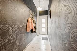 Deze RUIME GEZINSWONING (DEELS RENOVATIE 2010) is ideaal gelegen in hartje van Roeselare, in de Iepersestraat 85, op een perceel van 256 m² met een bewoonbare oppervlakte van maar liefst 139 m². U woont hier op wandelafstand van winkels, bakker, slager, scholen en openbaar vervoer — alles binnen handbereik!<br /><br />PLUSPUNTEN:<br />* CENTRALE TOPLIGGING<br />* RENOVATIE RAMEN | KEUKEN | BADKAMER | GEVELS (2010)<br />* CONFORME ELEKTRISCHE KEURING<br />* ZONGERICHTE TUIN<br /><br />INTERIEUR:<br />Via de inkomhal betreedt u de woning met directe toegang tot de lichtrijke leefruimte, ingedeeld in een gezellige zit- en eethoek met sfeervolle gaskachel — de perfecte plek om tot rust te komen. Vanuit de hal bereikt u eveneens de kelder.<br />Aansluitend bevindt zich de volledig ingerichte keuken (2010) uitgerust met gasfornuis, dampkap, spoelbak, frigo, oven, microgolf en vaatwasser. Zowel vanuit de leefruimte als vanuit de keuken geniet u van een rechtstreekse toegang tot de tuin. Op het gelijkvloers vindt u bovendien de badkamer met lavabo en meubel, douche en toilet.<br />Het verdiep omvat 3 volwaardige slaapkamers, waarvan één kamer extra voorzien is van een toilet.<br />Tot slot is er nog de zolderverdieping, bereikbaar via een vaste trap. Deze ruimte biedt tal van mogelijkheden en kan volledig naar eigen wens worden ingericht.<br /><br />EXTERIEUR:<br />Buiten wacht u een ruime, zongerichte en volledig afgesloten tuin van 170 m² — perfect voor gezinnen met kinderen of wie houdt van privacy en rust. De verschillende terraszones zorgen ervoor dat u op elk moment van de dag van de zon kunt genieten.<br />Extra praktisch zijn de 2 tuinbergingen, ideaal voor fietsen, tuinmateriaal of extra opslagruimte.