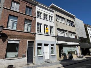 Welkom in deze unieke energiezuinige(=Label A) stadswoning gelegen in het bruisende centrum van Mechelen op 50m van de Grote Markt. Via het bureel(met vitrine, ideaal voor vrij beroeper/andere activiteit) bereiken we de ruime trappenhal met aansluitend keuken met ontbijthoek welke uitgeeft op de tuin. Verder is er een WC en wasplaats. Op de verdieping bevindt zich de leefruimte, een eerste slaapkamer en badkamer.De tweede verdieping is voorzien van 2 slaapkamers en een 2de badkamer. Verder beschikt deze woning nog over een zolderberging en kelder.De woning geeft via de gezellige tuin uit op het Nieuwwerk, ideaal voor parkeren auto/fietsen en dit met uitzicht op de Kathedraal.Verder beschikt deze woning over zonnepanelen en is de elektriciteit conform. Tevens is er de mogelijkheid tot aankoop extra staanplaats in de buurt.Mobiscore : 9,7/10