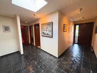 <strong>Roeselare - Bungalow op 565m² met ruime garage en 2 slaapkamers te koop.</strong><br /><br /><strong>Indeling:</strong><br />Inkom, apart toilet, living met open haard, keuken, 2 slaapkamers, badkamer, atelier/extra slaapkamer en garage<br /><br />+ Ruime zuid gerichte tuin