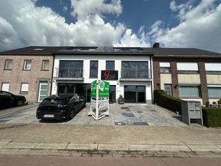 Ruim, gelijkvloers appartement met 2 slaapkamers, terras en een autostaanplaats! Op deze centrale locatie in Pulderbos bevindt zich dit recent,...