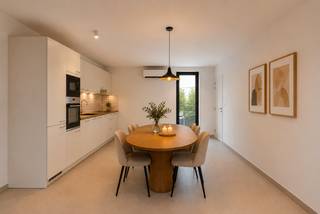Voor de aankoop van dit appartement kan u genieten van de <strong>aankoop aan 2% registratierechten</strong> indien van toepassing voor u. Dit<strong> </strong>energetisch gerenoveerde<strong> </strong>appartement op de eerste verdieping combineert comfort en ruimte op een uitstekende ligging, op <strong>wandelafstand van de Markt van Lokeren. </strong><br /><br />Bij het binnenkomen valt meteen het <strong>aangename ruimtegevoel</strong> op. De <strong>lichtrijke woonkamer</strong> sluit naadloos aan op de <strong>open keuken</strong>, waardoor een gezellige en open leefruimte ontstaat. Het appartement beschikt verder over<strong> twee volwaardige slaapkamers</strong>, een aparte gastentoilet en een <strong>praktische berging</strong>.<br /><br />Het <strong>terras</strong> vormt het centrale hart van het appartement en biedt een heerlijke plek om te ontspannen. Dit terras kan u ook bereiken via één van de slaapkamers. <br />Ook op energetisch vlak scoort dit appartement uitstekend. Dankzij de volledige <strong>energetische renovatie</strong> en de verwarming via een lucht-luchtwarmtepomp geniet u van een comfortabel binnenklimaat en een <strong>laag energieverbruik</strong>.<br /><br />Er is een <strong>gemeenschappelijke fietsenberging inbegrepen</strong>.<br />Daarnaast hebt u hebt ook de mogelijkheid om een <strong>staanplaats</strong> mee aan te kopen, vraagprijs: 17.500 euro. <br /><br />Troeven op een rij:<br />Twee slaapkamers<br />Open keuken met aansluitende woonkamer<br />Volledig energetisch gerenoveerd<br />Centrale ligging vlak bij de Markt van Lokeren<br /><br />Wenst u een bezoek in te plannen voor dit prachtig appartement?<br />Bel voor info of een vrijblijvend bezoek naar 03 502 98 74 of mail naar kristof@claves.be.<br /> 