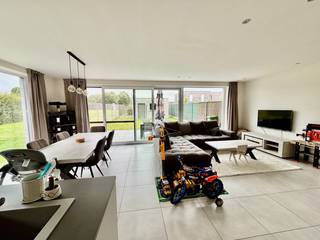 Prachtige hoekwoning te Elverdinge (Ieper), in een rustige doodlopende straat, residentieel gelegen en kindvriendelijk, omvattende o.a. op...