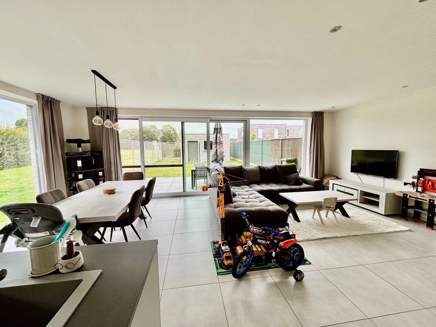 Centraal gelegen half open residentiële gezinswoning met 3 slpkmrs, tuin met grote tuinberging. - foto 1