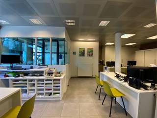 <p><span>Situation<br />Dans</span><span>le centre d'Evergem, à proximité de nombreux magasins et restaurants, vous trouverez cet espace de bureaux spacieux et réputé.<br />Le stationnement est facile dans la rue.<br />NewLine#Description</span><span>bureau<br /><br /></span></p>