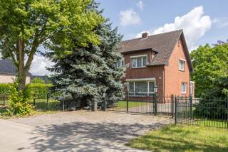 Fantastisch vrij gelegen woning te koop!<br /><br />Troeven:<br />- Volledig vrij zicht<br />- Geen renovatieverplichting<br />- Ruim 30 are grond<br />- 5 slaapkamers<br />- Tuin volledig omheind en voorzien van sproei-installatie<br /><br />Deze woning, gelegen op Mulk 60 te Hamont-Achel is gemaakt voor iemand die van rust houdt. Ze ligt op 1 kilometer van de grens met Nederland en 1,5 kilometer van Hamont-Centrum.<br /><br />Eenmaal we bij de woning aankomen, merken we direct een gigantische straatbreedte van 80m van het perceel op. Via de automatische poort is er toegang tot de oprijlaan die doorgang geeft naar de dubbele garage (gebouwd in 2000) en twee carports.<br /><br />Vanuit de inkomhal is er toegang tot het verdiep, tot de keuken alsook tot een aparte bureau/slaapkamer. Naast de keuken bevindt zich de leefruimte en is er aansluiting met de veranda. Verder vinden we gelijkvloers nog een nachthal met toegang tot het aparte toilet, de berging en de badkamer. Deze badkamer heeft ook rechtstreekse toegang tot de bureau/slaapkamer onder.<br /><br />Op de bovenverdieping zijn er vervolgens vier slaapkamers. Hier is opnieuw een badkamer, voorzien van toilet, lavabo en douche. <br />Verder beschikt het huis nog over een ruime opbergzolder en een koele kelder om voorraad te stockeren.<br /><br />De woning heeft een EPC-score van 342 (label D). In het hellend dak zit 8cm isolatie, er zijn PVC-ramen met dubbel glas en de woning wordt verwarmd met een condenserende gasketel.<br /><br />Ben jij opzoek naar een heerlijke plek in het groen van de rust te genieten?<br />Contacteer ons op 011 64 55 00 of info@vastgoedfransen.be.