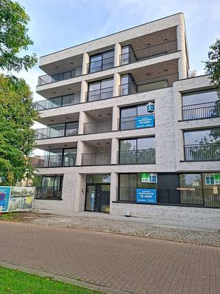 Gelijkvloers appartement met zonnig terras aan de achterzijde<br /><br />App. 24/00.02. is een 2 kamer appartement, gelegen op het gelijkvloers.<br />Ruime living, open keuken met eiland, toilet, berging, badkamer met inloopdouche en badkamermeubel met dubbele lavabo, 1 grote slaapkamer en 1 kleinere slaapkamer die ook als bureau of dressing gebruikt kan worden.<br />Vanuit de living heb je een mooi en open zicht op het water van de Houtkaai.<br />Zonnig terras achteraan in groene binnentuin.<br />Zeer energiezuinig met geothermische warmtepomp, zonnepanelen, regenwatervoorziening en ventilatie D. Ondergrondse autostaanplaats bij te nemen en gelijkvloerse fietsenstalling voorzien. <br />GENIET VAN DE BTW-VERLAGING VAN 6 % EN BESPAAR TOT 50.000 EURO !!! <br />Dit appartement zit in afwerkingsfase en je kan nog de keuken en het badkamermeubel kiezen. Snelle oplevering voorzien.<br />Gelegen in de nieuwe residentie Gerard David, op de hoek van Gerard Davidstraat en de Houtkaai in Christus-Koning. Zeer rustige, fietsvriendelijke omgeving, met uitstekende verbinding naar het centrum.<br /><br /><br />De prijs is excl. btw en kosten.<br />Brochure via https://durabrik.immo/brugge-houtkaai.<br />Meer info of een vrijblijvend bezoek ? Contacteer je bouwadviseur Vincent Sohier op 0475/98.89.02. of mail naar vincent.sohier @durabrik.be<br /><br />* Afbeeldingen en opp. zijn indicatief.