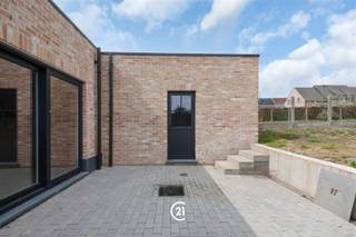 <p>Deze halfopen wind- en waterdichte nieuwbouwwoning op een rustige topligging in Haaltert!</p><p>De woning beschikt over een aparte garage, een ruime leefruimte met keukenberging, bureau en apart toilet op het gelijkvloers.<br />Op de verdieping vinden we 3 slaapkamers, badkamer, apart toilet en een berging.<br />De bovenste verdieping is toegankelijk via een vaste trap en biedt de mogelijkheid tot het creëren van 2 extra slaapkamers, hobbyruimte of bergruimte.</p><p>Twee aankoopmogelijkheden:</p><p>Aankoop in huidige casco staat<br />Perfect voor wie zelf wil instaan voor de verdere afwerking en volledige vrijheid wenst in materiaalkeuze en indeling.</p><p>Aankoop afgewerkt – meerprijs €80.000<br />De woning kan, mits een prijs van €80.000, volledig worden naar een kwaliteitsvolle standaard inclusief:</p><p>Verwarming<br />Elektriciteit<br />Sanitaire toe- en afvoerleidingen<br />Verwarming (vloerverwarming en warmtepomp)<br />Ventilatie<br />Vloerisolatie<br />Chapewerken<br />Pleisterwerken</p><p>Bij akkoord over de prijs kan de afwerking op korte termijn gebeuren, zodat u bij de akte zonder zorgen snel kan intrekken.</p><p>Bijkomend voordeel:<br />Aankoop én verdere afwerking kunnen gebeuren aan het verlaagde btw-tarief van 6%, dankzij het stelsel voor sloop en heropbouw (onder voorwaarden). Dit zorgt voor een aanzienlijk financieel voordeel voor de koper.</p>