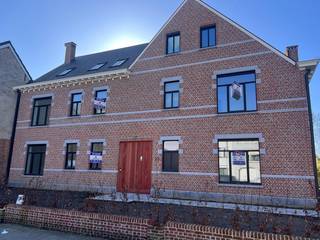 Fase 2: In een klein nieuw appartementsgebouw in bouwstijl aansluitend bij de eclectische villa,  worden 5 appartementen afgewerkt. <br />Op de eerste verdieping links vinden we dit gezellige appartement met 2 slaapkamers en terras dat wordt afgewerkt met kwaliteitsvol materiaal.<br />Al bij het binnenkomen vallen de gezellige woon- eetkamer en de aansluitende leefkeuken meteen op. Beide slaapkamers en de tussenliggende badkamer vervolledigen het appartement en een handige bergplaats biedt ruimte voor de hedendaagse technieken.<br />Dit appartement beschikt eveneens over het genot van een mooi terras met uitzicht op de majestueuze bomen in de gemeenschappelijke parktuin. Vloerverwarming door middel van warmtepomp, zonnepanelen en verluchtingsmodule zorgen voor een aangenaam binnenklimaat. Elk appartement in dit gebouw beschikt over een ruime privatieve kelderberging bereikbaar via trap of lift.<br />Het gebouw werd perfect geïntegreerd in een prachtige (her)aangelegde parktuin met wadi waarvan alle bewoners in het project het genot hebben. De gemeenschappelijke parkeergarage bevindt zich onder het naastliggende gebouw (minimaal 1 autostaanplaats verplicht aan te kopen, niet inbegrepen in verkoopprijs appartement). Een makkelijk bereikbare bovengrondse gemeenschappelijke fietsen- en afvalberging vervolledigen het geboden comfort voor de bewoners. <br />In de vormgeving van zowel gevels als interieur, wordt extra aandacht besteed aan een stijlvolle en tijdloze, duurzame afwerking.<br />Voor verdere informatie kan u ons steeds bereiken op 0473/45.77.37 of via mail info@batimmo-vastgoed.be