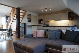 Ruim duplex-appartement met één slaapkamer te Herenthout. <br /><br />Dit appartement bestaat uit een woonkamer met open keuken, berging/wasplaats, badkamer (voorzien van wastafel, toilet en douche), slaapkamer met inbouwkasten, terras, niet-overdekte autostaanplaats en een fietsenberging.<br /><br />De huurprijs bedraagt 700 euro per maand. <br />Geen gemeenschappelijke kosten! Alle verbruik is individueel. <br /><br />Dit appartement is beschikbaar vanaf 1 november 2026!<br /><br />De EPC-waarde bedraagt 155 kWh/jaar (Label B) <br />Meer info vindt u op www.debaco.be of bel ons op 014/73.77.77 voor een bezoek ter plaatse!
