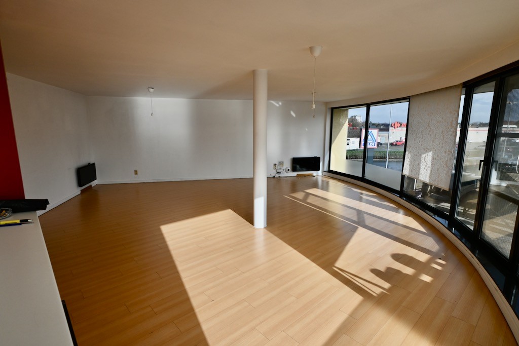Ruim appartement op de eerste verdieping met 3 slaapkamers ! - foto 2