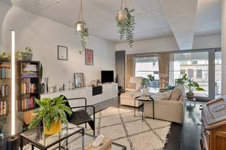Deze stijlvolle loftwoning maakt deel uit van het residentiële complex “SBS-lofts”, gelegen aan de Jamarlalaan 19 aan een mooi beveiligd complex. Het pand combineert een moderne industriële uitstraling met een functionele en comfortabele indeling, ideaal voor wie op zoek is naar een hedendaagse woonbeleving.
Bij het betreden van de woning komt u in het ruime en lichtrijke leefgedeelte, waar de woonkamer naadloos overgaat in een aangenaam terras. De open keuken sluit perfect aan bij de leefruimte en is praktisch ingericht, met een aanpalende berging voor extra opbergruimte. De eetkamer vormt een harmonieus geheel met de rest van de leefruimte, wat zorgt voor een open en uitnodigende sfeer.
Het slaapgedeelte is doordacht ingedeeld en bereikbaar via een nachthal met geïntegreerde dressing. Verder beschikt de woning over een sanitaire cel met toilet en een comfortabele slaapruimte die rust en privacy garandeert.
Kortom, deze loftwoning combineert ruimte, licht en een praktische indeling met een gunstige ligging binnen een modern wooncomplex, en vormt zo een ideale opportuniteit voor zowel eigen bewoning als investering.
Meer info of een bezoek: Michael@immoaccenta.be