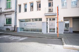 Op zoek naar een strategisch gelegen handelsruimte met maximale zichtbaarheid? Deze commerciële ruimte bevindt zich op een absolute toplocatie in het centrum van Geel, op slechts 250 meter van het bruisende marktplein. Dankzij de vlotte verbindingen met omliggende gemeenten en belangrijke invalswegen is bereikbaarheid gegarandeerd.<br /><br />Indeling<br />De ruimte omvat een lichtrijke en ruime winkel- of kantoorruimte, aangevuld met een praktisch privatief gedeelte met toilet en kitchenette. Verder is er een aparte berging van 8 m² aanwezig.<br /><br />Troeven<br />Deze eigendom is uitermate geschikt voor kantooractiviteiten of de uitoefening van een vrij beroep en biedt tal van extra voordelen:<br /><br />Aparte inkom voor optimale privacy en toegankelijkheid<br />Brede vitrine van ca. 6 meter voor uitstekende visibiliteit<br />Energiezuinige verwarming via warmtepomp met aircofunctie<br />Geïsoleerd dak en dubbele beglazing<br /><br />Achteraan bevinden zich twee garages en 2 staanplaatsen.