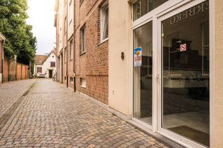 <p><span>APPARTEMENT SPACIEUX AVEC 2 CHAMBRES, TERRASSE ET GARAGE (+ € 30 000) AU CŒUR DE MALINES</span></p><p><span>Vous recherchez un appartement spacieux et prêt à emménager, bénéficiant d’un emplacement de choix dans le centre de Malines ? Alors cet appartement lumineux, situé au deuxième étage de la Résidence Bergstraat, mérite sans aucun doute une visite.</span></p><p><span>Le hall d’entrée vous permet d’accéder aux différentes pièces de l’appartement. Le vaste espace de vie avec cuisine ouverte bénéficie d’une lumière naturelle abondante et s’ouvre directement sur une agréable terrasse où vous pourrez vous détendre en toute tranquillité.</span></p><p><span>L'appartement dispose en outre de deux chambres à part entière, d'une salle de bains avec baignoire et meuble-lavabo, de toilettes séparées pour les invités et d'un débarras pratique équipé d'une chaudière murale à gaz individuelle. Vous bénéficiez également d'un débarras privatif en sous-sol et d'une buanderie commune.</span></p><p><span>L’achat d’un garage fermé est obligatoire pour cet appartement, au prix de 30 00 €.</span><span> Vous êtes ainsi assuré de disposer d’une place de parking sécurisée, ce qui constitue une valeur ajoutée indéniable au centre de Malines.</span></p><p><span>Grâce à son emplacement exceptionnel, vous alliez ici l’animation du centre-ville de Malines au confort d’un appartement spacieux et d’un garage privé. Idéal comme logement familial, premier achat ou investissement sans souci.</span></p>