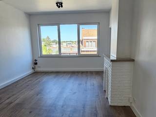 <p>Dit volledig gerenoveerde appartement bevindt zich op de tweede en bovenste verdieping van een kleinschalig gebouw met zes appartementen (zonder lift). Het appartement werd sinds de renovatie nog niet bewoond en is onmiddellijk beschikbaar.</p><p>Via de inkomhal met aparte vestiaire kom je in de ruime en lichte leefruimte met aansluitend een volledig vernieuwde keuken. De keuken is uitgerust met de nodige toestellen en er is tevens een wasmachine aanwezig. In de leefruimte is een glasvezelaansluiting voorzien.</p><p>Verder beschikt het appartement over twee slaapkamers en een badkamer met douche, toilet en badkamermeubel. Vanuit de tweede slaapkamer heb je toegang tot het balkon aan de achterzijde. Vliegenramen zijn voorzien. Daarnaast hoort bij het appartement een privatieve kelderberging.</p><p>Het appartement heeft een EPC-label B (120 kWh/m² per jaar). Energiezuinig verwarmen én koelen gebeurt via een lucht-luchtwarmtepomp met twee binnenunits.</p><p>De Sint-Jan Vianneystraat combineert een rustige woonomgeving met een uitstekende bereikbaarheid. De Bist ligt op wandelafstand en ook winkels, scholen en openbaar vervoer zijn vlot te voet of met de fiets bereikbaar. Voor verplaatsingen met de auto bevinden de A12 en E19 zich op korte afstand. De locatie behaalt een mobiliteitsscore van 8,9/10.</p><p>De gemeenschappelijke kosten bedragen € 30 per maand en omvatten onder meer het privéwaterverbruik, de elektriciteit van de gemeenschappelijke delen en het onderhoud ervan. De huurwaarborg bedraagt drie maanden huur.</p><p>Interesse om het appartement te bekijken? Neem gerust contact op om een afspraak te maken tijdens een van onze kijkmomenten:</p><p>•	Dinsdag 20 oktober: 18u-20u (volzet)<br />•	Vrijdag 23 oktober: 18u-20u (volzet)<br />•	Zondag 25 oktober: 09u-12u</p><p>Tot binnenkort!</p>