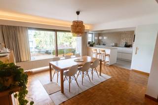 Ruim, instapklaar en karaktervol appartement op toplocatie in Aalst<br /><br />Op zoek naar een ruim en lichtrijk appartement met een uitstekende ligging? Dan is dit instapklare appartement op de tweede verdieping (bereikbaar met lift) zeker een bezoek waard.<br /><br />Het appartement beschikt over drie volwaardige slaapkamers en een praktische indeling met een inkomhal voorzien van vestiairekast, een ruime berging, een aparte wasplaats, een grote kelder, een badkamer met douche, ligbad en wastafel, een afzonderlijk toilet, een gedeelde garage en een gemeenschappelijke fietsenstalling en afvallokaal.<br /><br />Ook op technisch vlak scoort dit appartement uitstekend. Zo beschikt het over een gunstig EPC-label B (113 kWh/m²), een vernieuwde verwarmingsketel en zonwering aan de leefruimte voor extra comfort.<br /><br />Het appartement bevindt zich op de Albrechtlaan te Aalst. Deze centrale ligging is een absolute meerwaarde. De woning situeert zich op enkele minuten van het centrum van Aalst, heeft diverse supermarkten op wandelafstand. Het stedelijk zwembad, fitnessfaciliteiten en andere sport- en ontspanningsmogelijkheden bevinden zich in de onmiddellijke omgeving. Vlot is de verbinding met de E40.<br /><br />Kortom, ideaal voor wie op zoek is naar ruimte, comfort en een centrale ligging.<br /><br />Beschikbaar vanaf midden oktober 2026.<br /><br />Richtprijs: de vermelde prijs geldt als richtprijs en is niet bindend voor de verkoper.<br /><br />Interesse? Contacteer paulien.vanlanduyt@hotmail.com om een bezoekmoment in te plannen.<br />