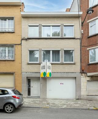 Schitterend gelegen en zeer verzorgde bel-etage woning met 3 slaapkamers en tuintje in residentiële buurt te AnderlechtDeze woning omvat op de...