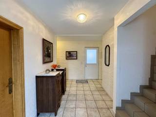 <h3><span>Ruime vrijstaande woning met dubbele woonmogelijkheid </span></h3><h3><span>Deze </span><span>vrijstaande woning</span><span> biedt de mogelijkheid om gebruikt te worden als </span><span>ééngezinswoning of als twee-woonst</span><span>, ideaal voor wie op zoek is naar </span><span>ruimte, comfort en flexibiliteit</span><span>.</span></h3><p><span>Bij het betreden van de woning kom je binnen via de </span><span>ruime inkomhal</span><span>, die toegang biedt tot de </span><span>volledig uitgeruste keuken</span><span> met oven, keramische kookplaat, dampkap en koelkast. De keuken sluit naadloos aan op de </span><span>lichtrijke en ruime woonkamer</span><span>, wat zorgt voor een aangename leefruimte.</span></p><p><span>Op het </span><span>gelijkvloers</span><span> bevinden zich verder:</span></p><ul><li><span>Een </span><span>vernieuwde badkamer</span><span> (2017) met </span><span>inloopdouche</span><span> en </span><span>dubbele lavabo</span></li><li><span>Een </span><span>apart toilet</span><span> (vernieuwd in 2022)</span></li><li><span>Vier ruime slaapkamers</span></li></ul><p><span>Het </span><span>bovenverdiep</span><span> (1996) beschikt over een </span><span>ruime woonkamer</span><span>, een </span><span>volledig ingerichte keuken</span><span> (met oven, koelkast en inductiekookplaat), een </span><span>bureauruimte</span><span>, </span><span>twee slaapkamers</span><span>, een </span><span>badkamer</span><span> (douchekraan vernieuwd in 2022) en </span><span>een extra berging</span><span> ideaal voor extra opbergruimte of hobbys.</span></p><p><span>De woning is </span><span>volledig onderkelderd</span><span> en beschikt over </span><span>twee garages</span><span> en een </span><span>voorziening voor wasplaats</span><span>.<br />Bovendien geniet je van een </span><span>aangenaam terras met koer</span><span>, perfect om buiten te ontspannen of gezellig te tafelen.</span></p><p><span>Extra troeven:</span></p><ul><li><span>Ramen onder vernieuwd in </span><span>2013, </span><span>boven</span><span> 1996</span></li><li><span>Airco </span><span>boven en onder op de gang</span></li><li><span>Elektrische zonwering terras (</span><span>2014</span><span>)</span></li><li><span>Rolluiken vernieuwd in </span><span>2014</span></li><li><span>Badkamer onder volledig vernieuwd in </span><span>2017</span></li><li><span>Toiletten vernieuwd in </span><span>2022</span><span> (beneden én boven)</span></li></ul><p><span>Deze woning is </span><span>instapklaar</span><span>, goed onderhouden en biedt tal van mogelijkheden ideaal voor grote gezinnen.</span></p><p><span> </span></p><p><span>Voor meer info of een bezichtiging, neem contact op met Iris via 0483 11 08 75 of iris@jemar.be</span></p>